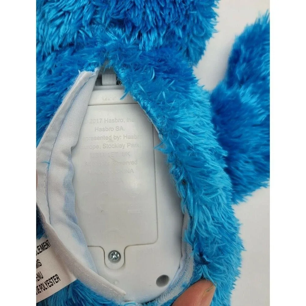 Sesame Street Feed Me Singing Cookie Monster Plush Interactive E1961 Vibrates‎